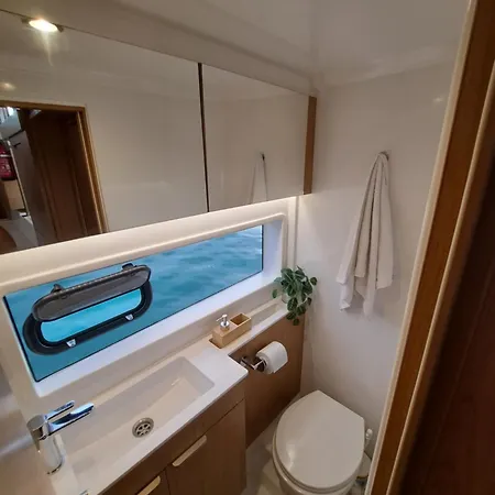 Dortoka Catamaran Botel *
