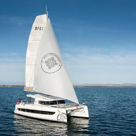 Dortoka Catamaran Botel *
