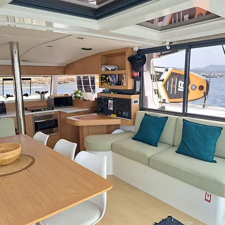 Dortoka Catamaran Hotel na wodzie Sitges