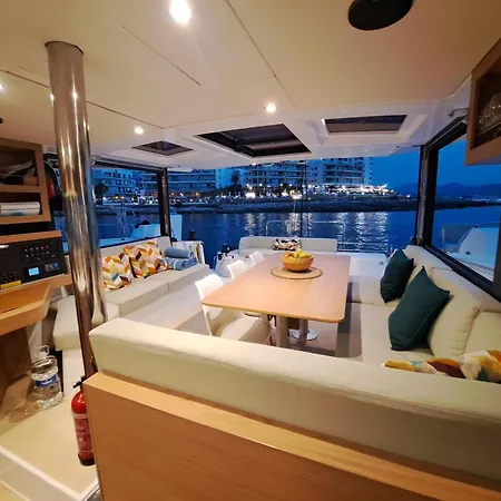 Hotel na wodzie Dortoka Catamaran Sitges
